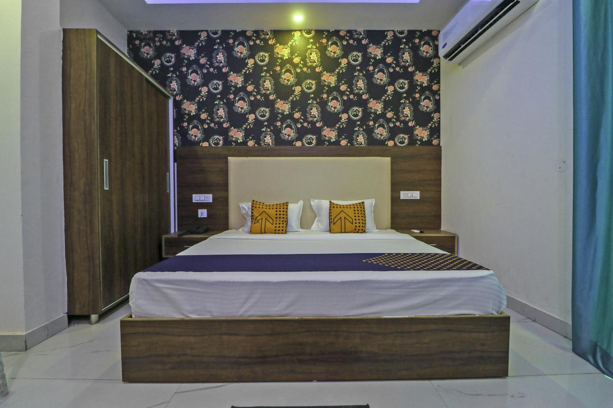 Spot On Hotel White Rose Zirakpur Exterior photo